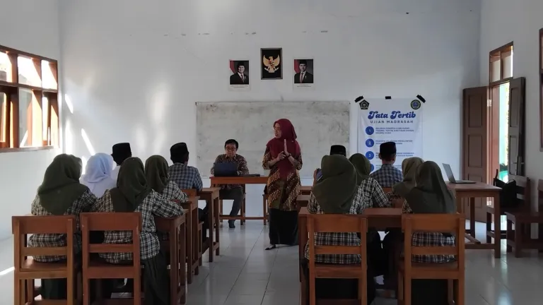 Tim Dosen Polije Latih English Grammar Interaktif untuk Siswa MA Darul Kholili