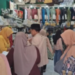 Toko Seragam Pasar Tanjung Diserbu Pembeli