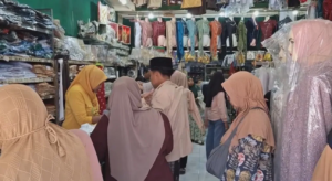 Toko Seragam Pasar Tanjung Diserbu Pembeli