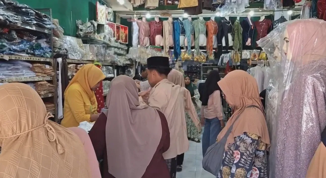 Toko Seragam Pasar Tanjung Diserbu Pembeli
