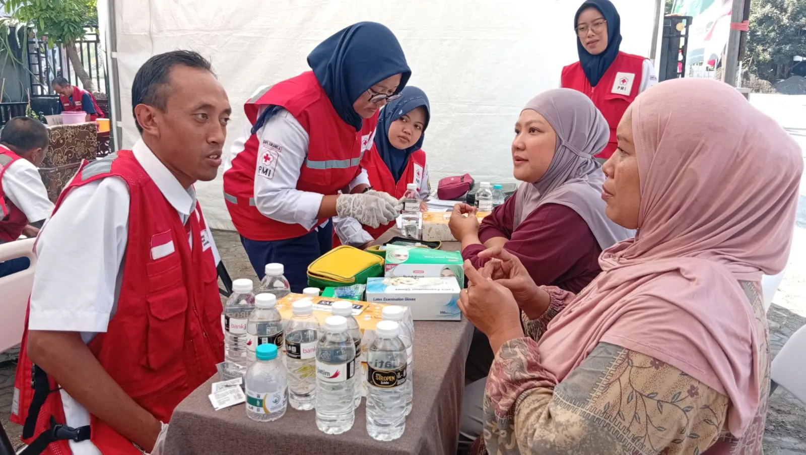 PMI Jember Siagakan Tim Medis dan Layanan Pijat Gratis di Muktamar ke-35 NU Jombang