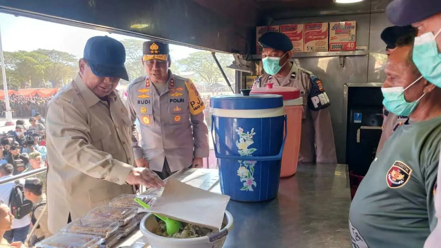Prabowo Bersama Kapolri dan Kapolda NTT Cek Bantuan Pengungsi Nagekeo