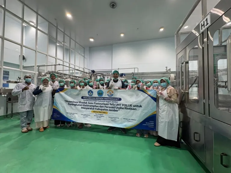 Peserta PkM TEFA Polije Praktik Produksi Susu Pasteurisasi di TEFA UHT