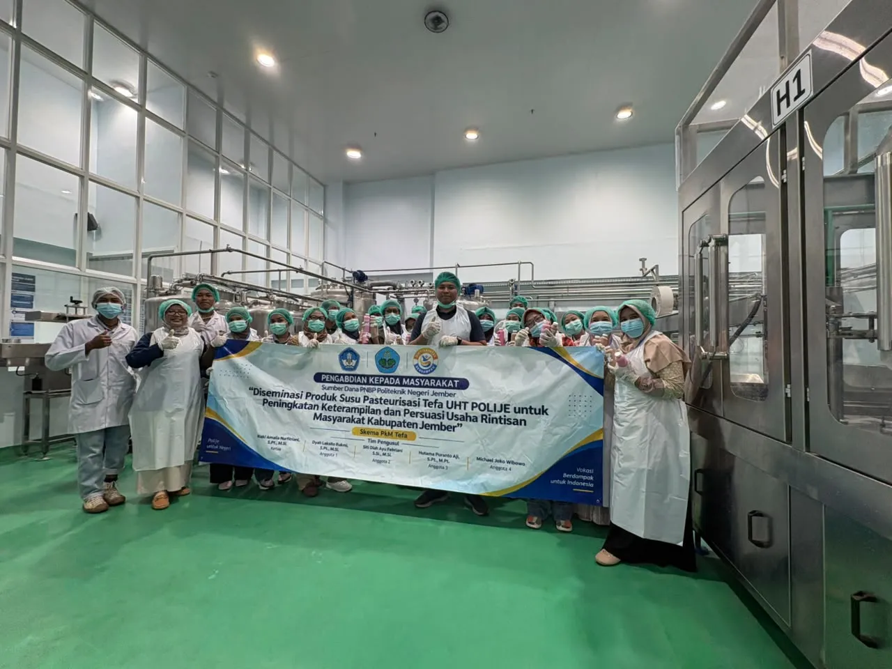 Peserta PkM TEFA Polije Praktik Produksi Susu Pasteurisasi di TEFA UHT