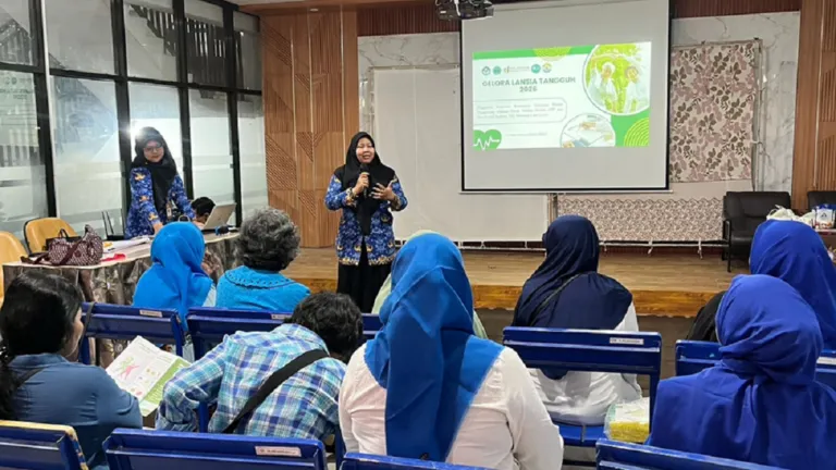 Polije Dampingi Lansia Kelola Tekanan Darah dengan Smart GELORA