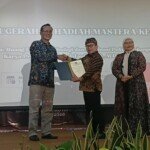 Buku Politika Sastra Antar Guru Besar UNEJ Raih Anugerah Mastera