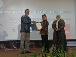Buku Politika Sastra Antar Guru Besar UNEJ Raih Anugerah Mastera