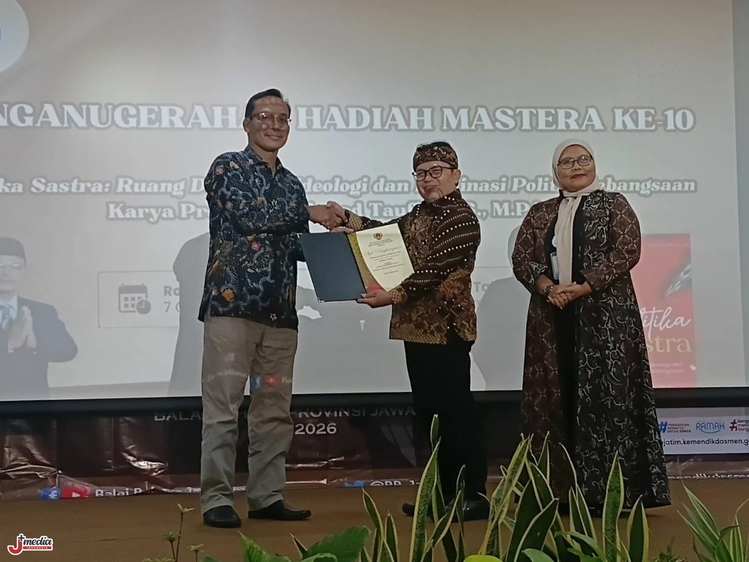 Buku Politika Sastra Antar Guru Besar UNEJ Raih Anugerah Mastera