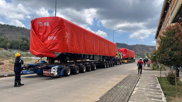 KAI Logistik Rampungkan Pengiriman 8 Unit KRL dari Banyuwangi ke Kalimas