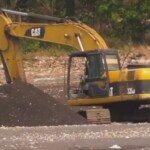Nelayan Puger Keruk Pasir secara Swadaya Atasi Pendangkalan Pantai