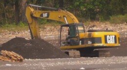 Nelayan Puger Keruk Pasir secara Swadaya Atasi Pendangkalan Pantai