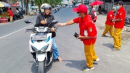 PMI Jember Bagikan Masker Gratis di Tengah Lonjakan ISPA