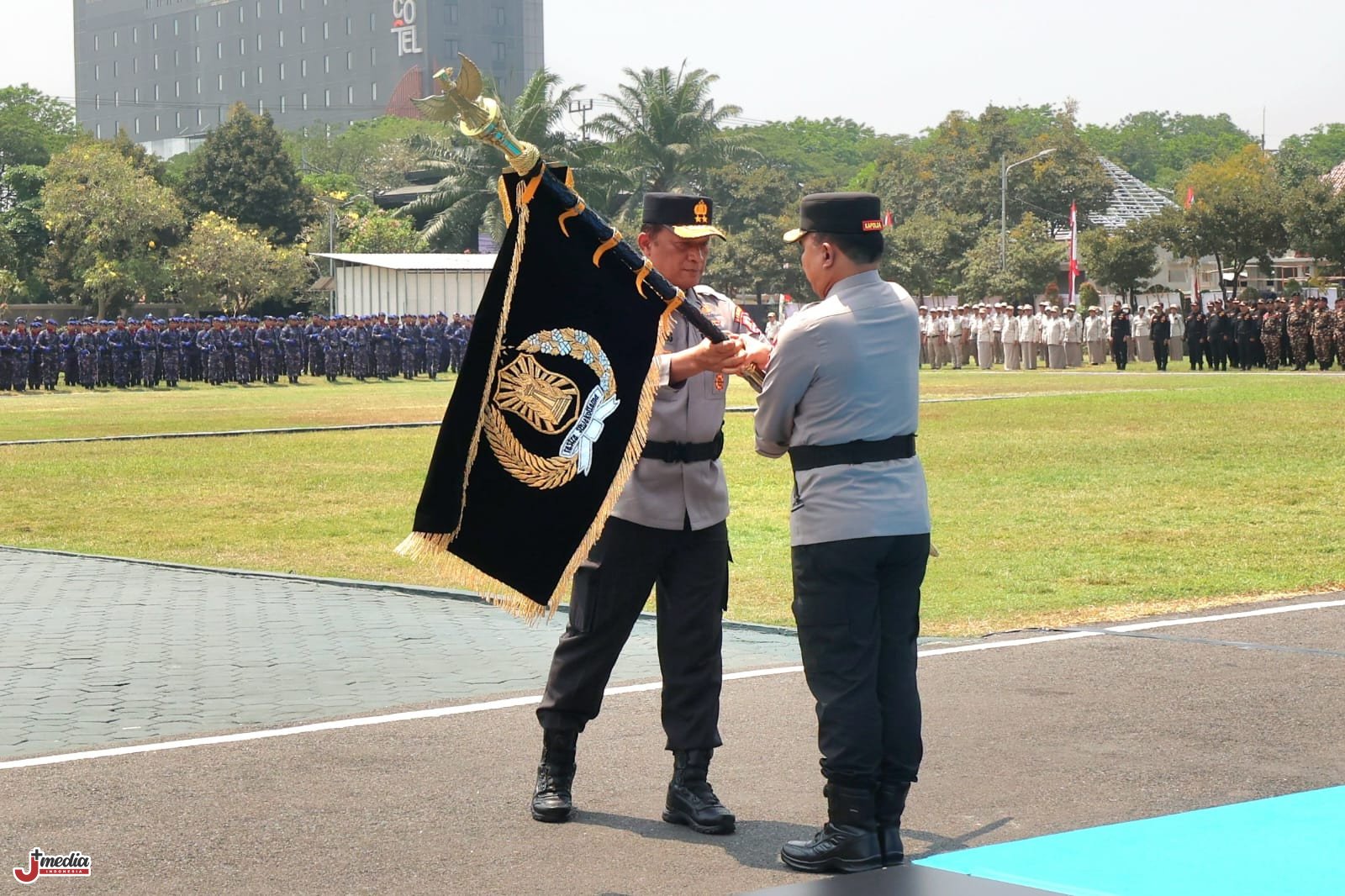 Pataka Bhayangkara Satya Abhiyukta Resmi Diserahkan kepada Dekananto