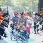 Pedang Pora dan Atraksi Budaya Sambut Kapolda Jatim Baru