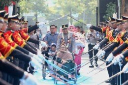 Pedang Pora dan Atraksi Budaya Sambut Kapolda Jatim Baru