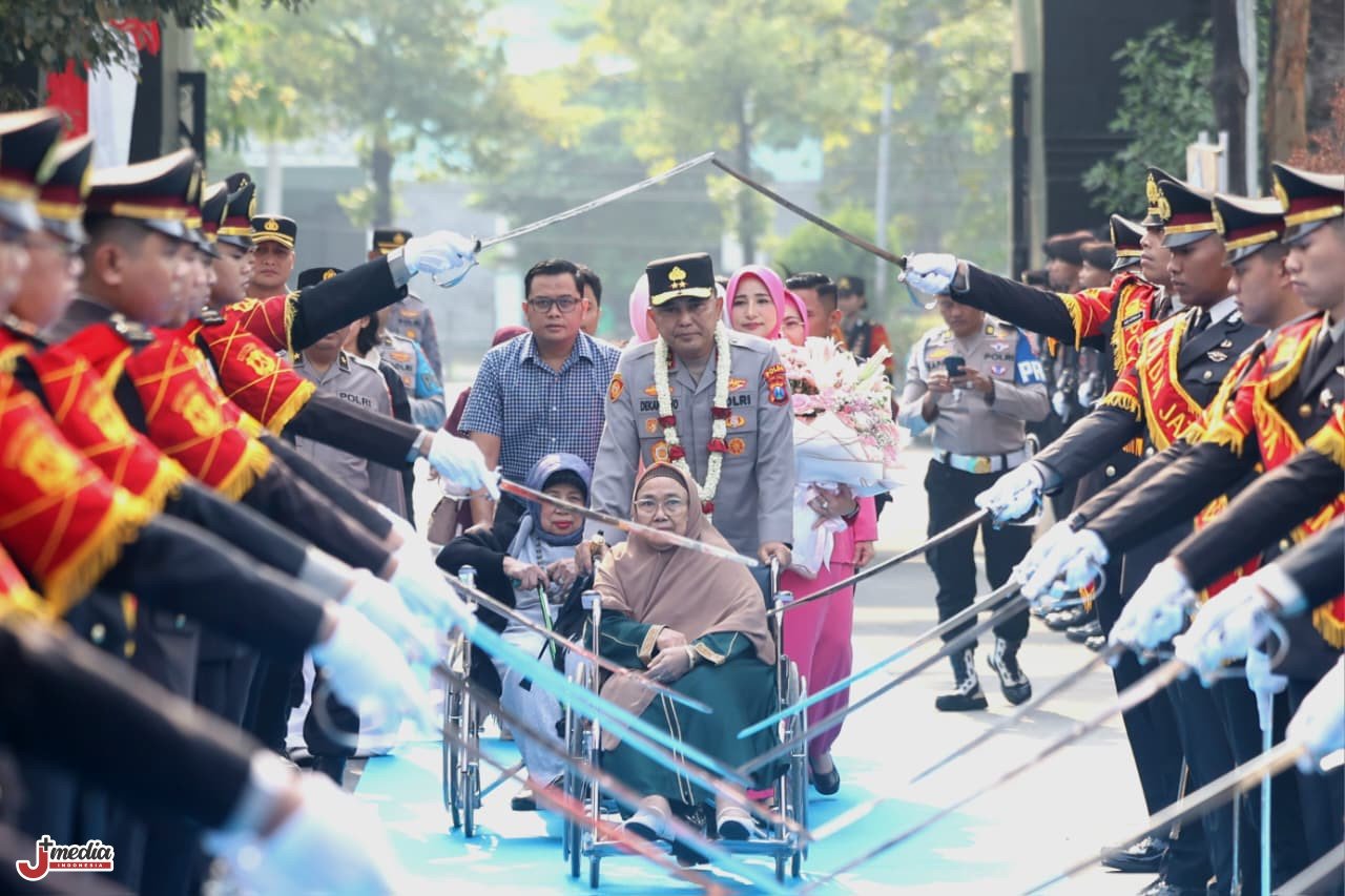 Pedang Pora dan Atraksi Budaya Sambut Kapolda Jatim Baru