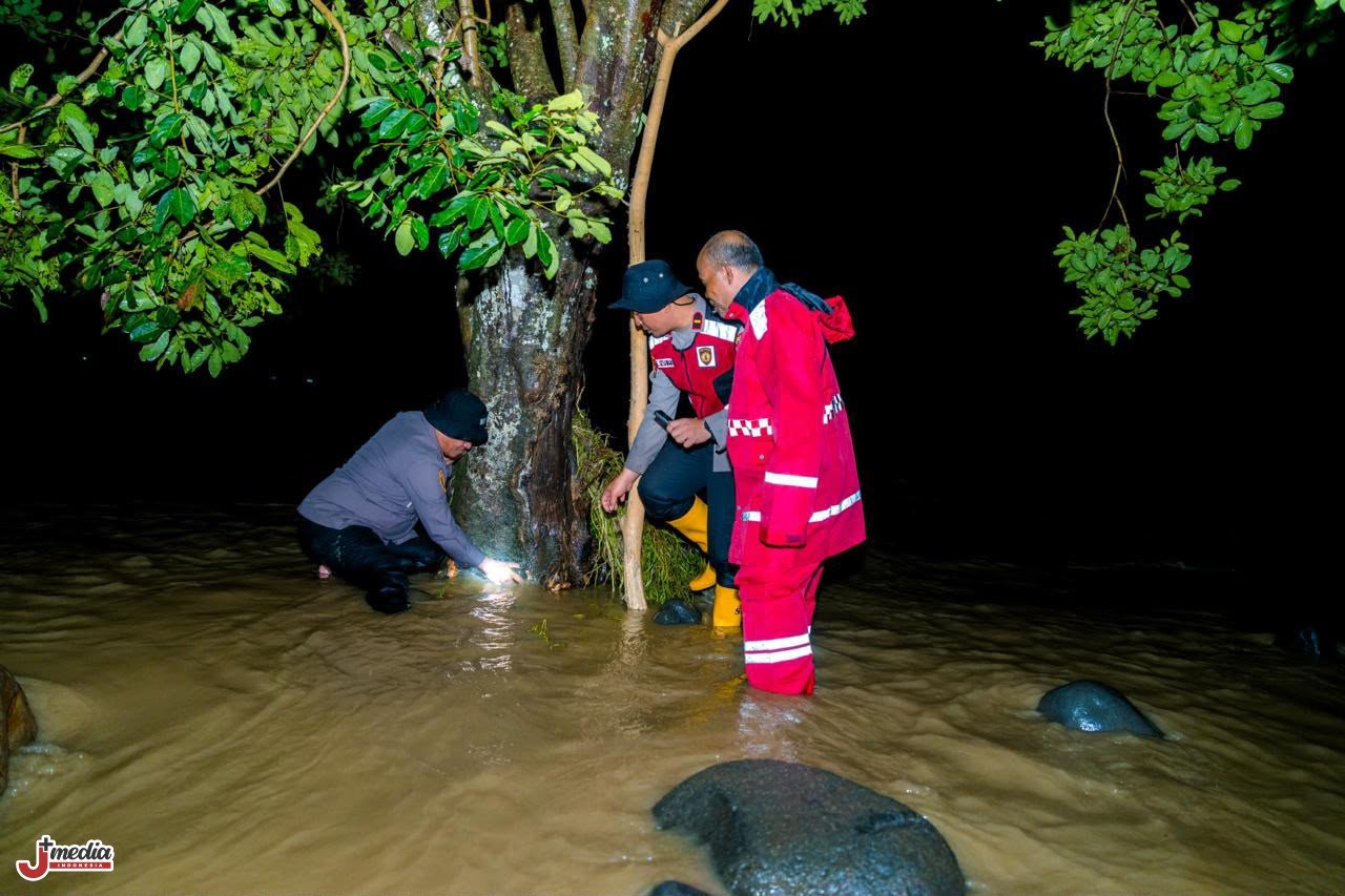 Polri Kerahkan 500 Personel dan Dirikan Posko Kesehatan Banjir Padang